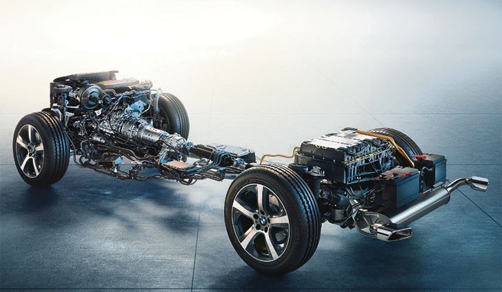 Kaksi voimanlähdettä. Riisuttu auto voimalinjoineen ja akselistoineen auttaa havainnollistamaan, kuinka paljon hybridiauto pitää sisällään tekniikkaa. Kuva BMW.
