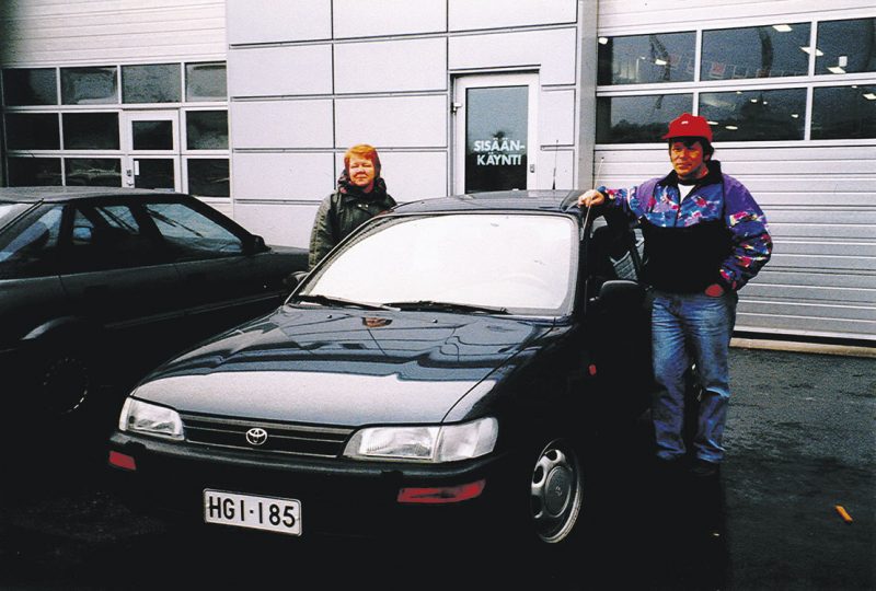 Vanha kuva: Sirkka ja Heikki Marttinen, vuosi 1994 ja uuden Corollan luovutus.